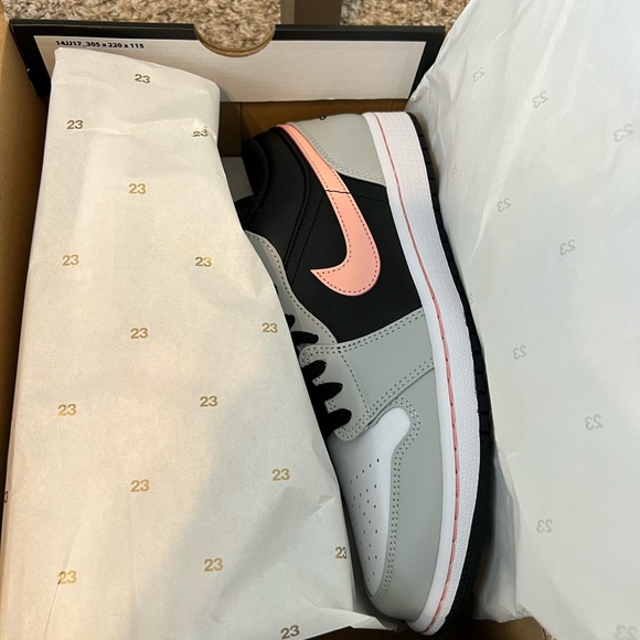 Air Jordan 1 Low - Picture 3 of 8